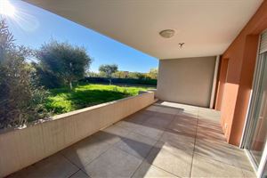 2 BEDROOM APARTMEN IN GARDEN LEVEL IN RESIDENCE WITH POOL IN VENCE