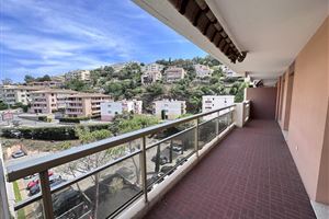2 BEDROOM APARTMENT IN RESIDENCE WITH POOL IN SAINT RAPHAEL