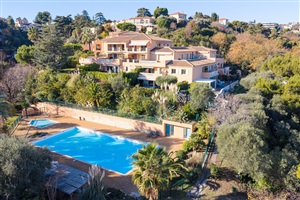 2 BEDROOM APARTMENT WITH GARAGE IN RESIDENCE WITH POOL IN NICE