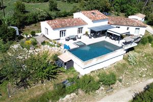 HOUSE WITH POOL ON 1HA PLOT OF LAND IN LORGUES